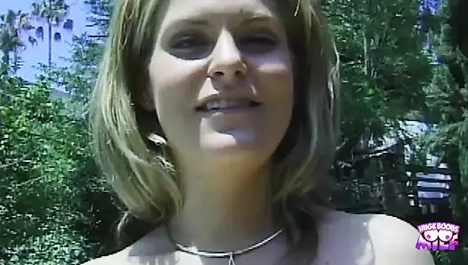 Kıllı amcıklı ve büyük sahte memeli sarışın bir piliç açık havada havuz başında sikiliyor