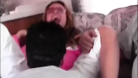 Sarışın orta yaşlı seksi kadın ağzındaki yarağı seviyor