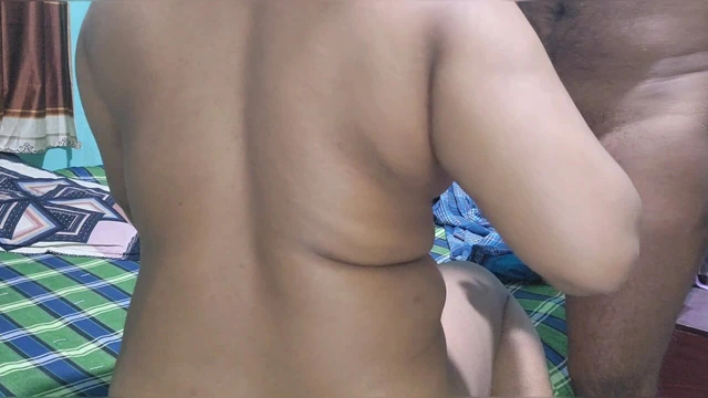 Bangladeşli anne kocası evde yokken üvey oğlu tarafından sert sikişiyor.