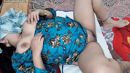 Hintli kadın onu pizza yeme bahanesiyle evine davet etti ve yarağını yakaladı