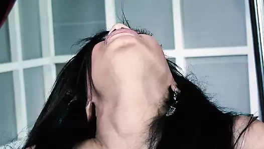 Syanne büyük yarağa binerken çok eğleniyor ve orgazm zevkiyle ciyaklıyor