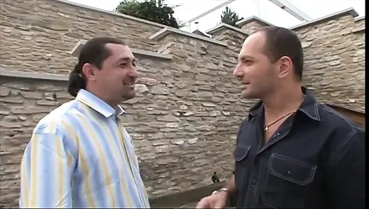 Çarpıcı sürtük götünü sikiyor ve çifte penetrasyonla sikiliyor