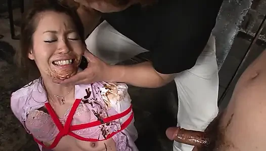 Bağlı esmer orta yaşlı seksi kadın yoğun bir oyuncakla sikişiyor ve parmakla işkence ediyor