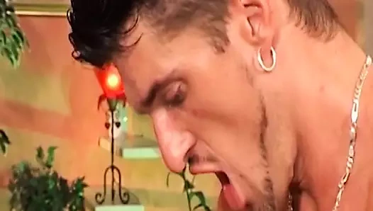 Büyük memeli Alman sürtüklerle sert anal üçlü seks