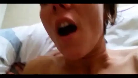 elle jouie tout lentement