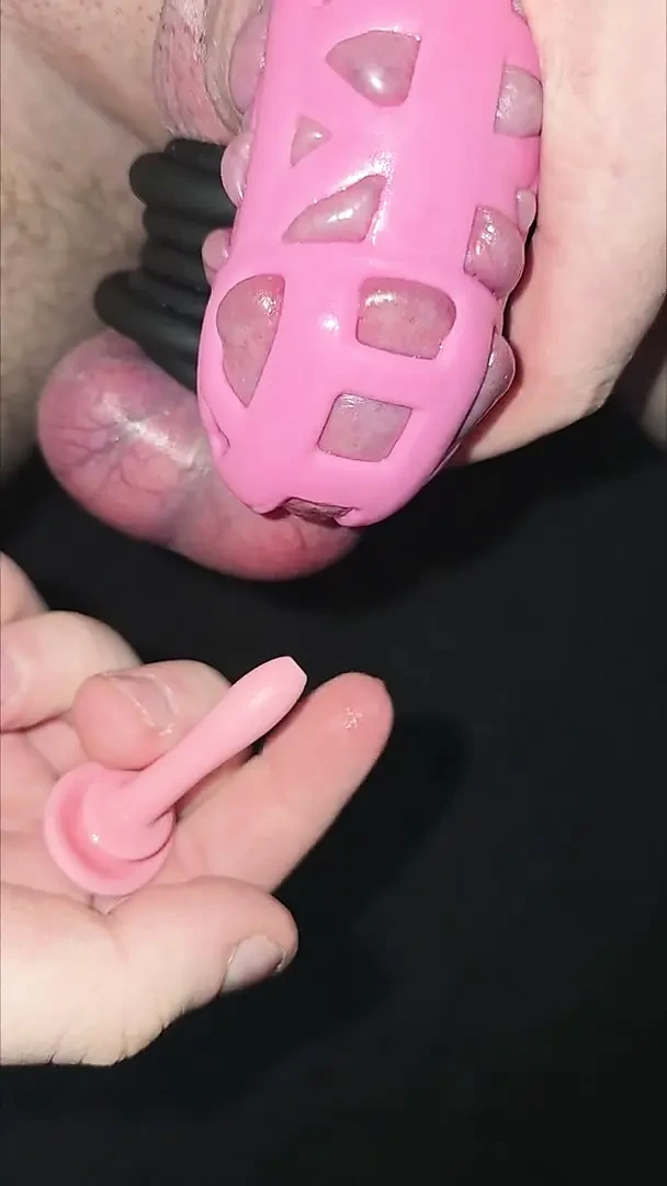 Pembe yarak kafesi ve taşaklarım etrafında birçok yarak halkası giyerken yanlışlıkla penis tıkacımı yarağıma sokuyorum.