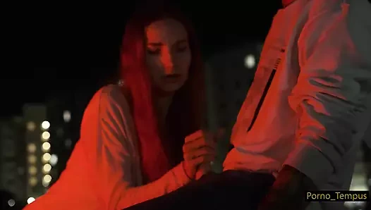 Hikaye. Kalabalık bir yerde aç bir ev hanımını emmek