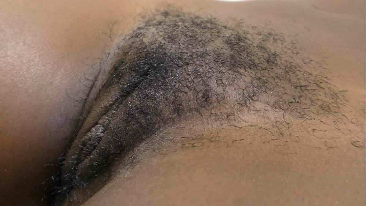 Güzel kısa saçlı siyah kedi creampied