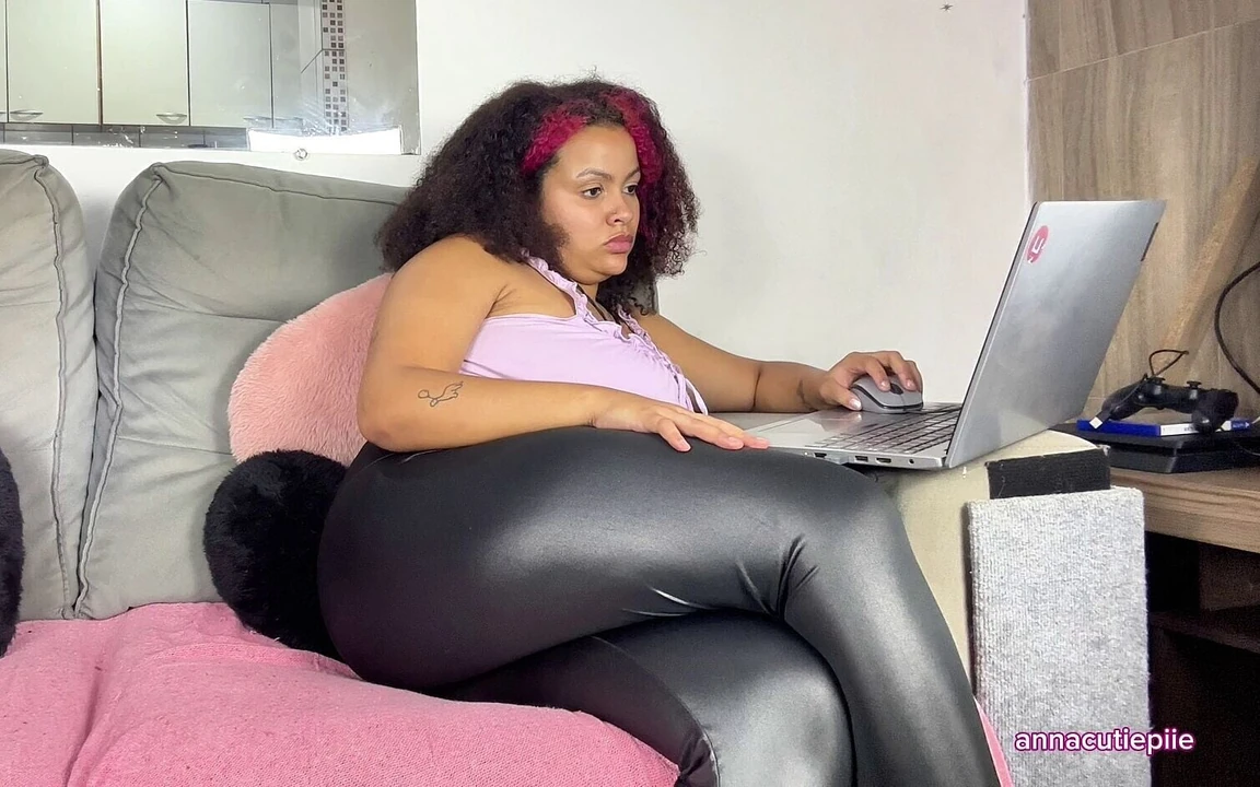 Пухлая девушка пердит в тугих блестящих леггинсах во время работы