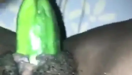 Ekstra büyük salatalık beni fışkırtıyor ve boşaltıyor