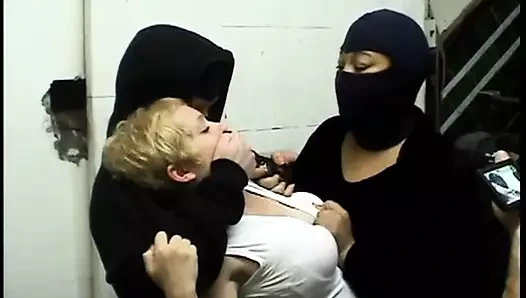 Bu küçük fahişeler acı söz konusu olduğunda gerçekten azgın olurlar