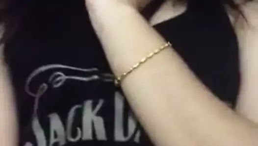 sevimli asyalı kız alay onu göğüsler