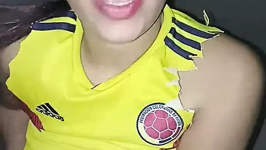 Sıcak genç amatör esmer büyük çük emmek istiyor ve ben üvey kardeşi arıyorum ve onu emiyorum