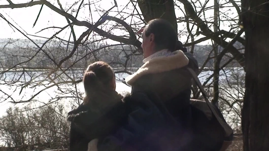 Bir tatlı Alman genç hoş bir eski horoz içinde the orman