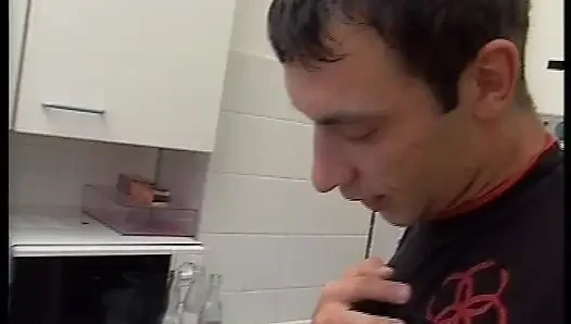 Çekici sarışın Alman orta yaşlı seksi kadın ateşli anal sekste yarağa biniyor