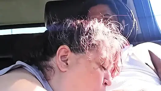 Halka açık döl yutuyor ve büyük zenci sağıyor