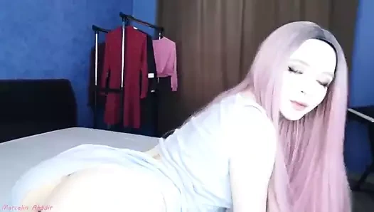 Ev yapımı porno. pembe saç ve eşleşen popo fişi