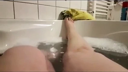 Bbw ayaklar içinde banyo