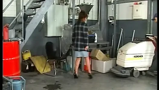 Kızıl saçlı Alman genç erkek avcısı döllenmeden önce götten sikiliyor