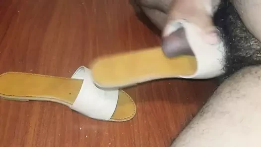 Siktir et ve boşalmak üzerinde kız kardeşler düz sandaletler