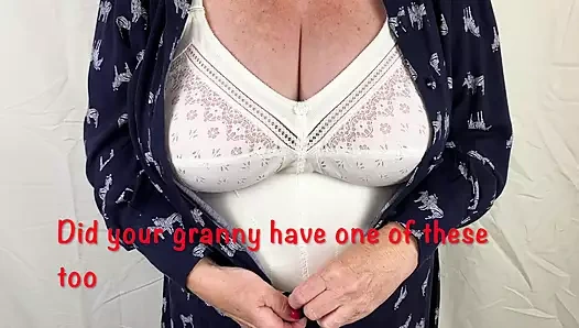 Bayan olgun ayaklar klasik Corsalette'ine kadar soyunuyor