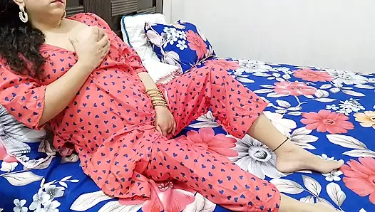 Azgın Hintli kız kendini ve daha fazlasını kontrol edemiyor