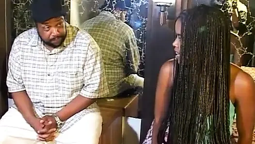 Sevimli zenci sürtük yarak emiyor ve azgın adama amını siktiriyor