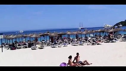 Sahilde güneşlenen çift