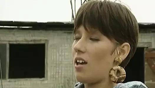 Kısa saçlı vahşi bir Alman piliç amını siktiriyor ve üstüne işiyor