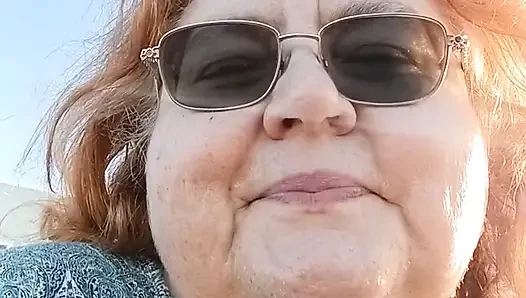Sakallı bayan rüzgarlı plajda ışık yakmaya çalışıyor!
