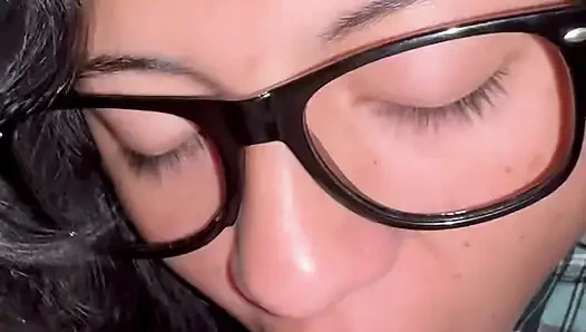 Beni aldatıyor ve beni sikmesi için oyuncu seçmelerine sokuyor