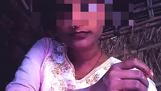 Desi mallu teyze pembe frak beni chuchi masala rahi hai