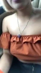 seksi sarışın kız ovmak göğüsler içinde araba