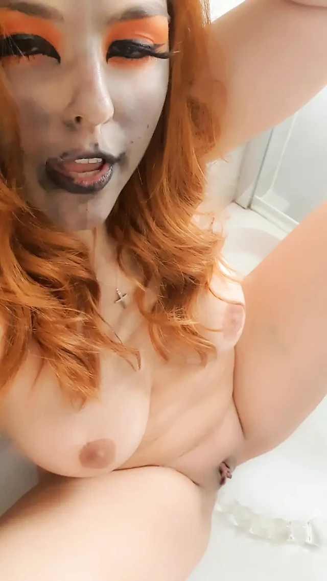 Юная шлюшка из Хэллоуина сквиртует и писает, затем лижет это