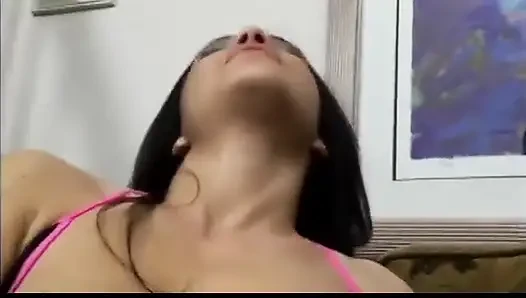 Muhteşem tatlı kız sıkı göt deliği büyük bir yarakla sert sikilirken eğleniyor