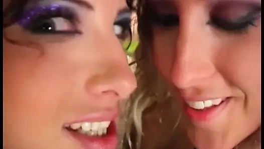 İki azgın lezbiyen orta yaşlı seksi kadın!