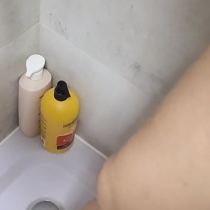 İşten Sonra Dildo Eğlencesi, İdrar ve Duş