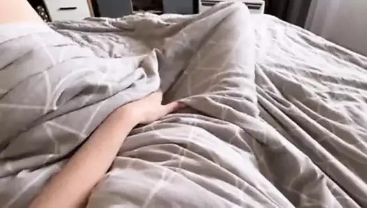 Gerçek parmaklamalı ıslak amcık orgazm oluyor