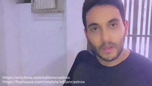 Genç twink garajda heteroseksüel adamı baştan çıkarıyor ve terk edilmiş bir depoda prezervatifsiz sikişiyor