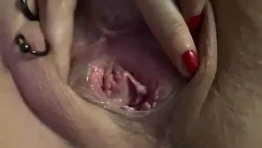 Sklavins efendisi tarafından ilk sidik deliğinden sonra yok edilmiş sidik deliğini gösteriyor!