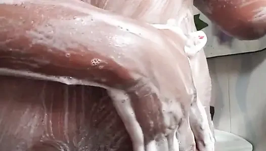En La Ducha, Masajeando Tetas Y Dedeándose El Culo Del Coño Al Estilo Perrito