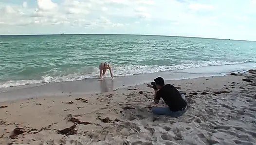 Sarışın genç kız büyük sert yarakla sikiliyor