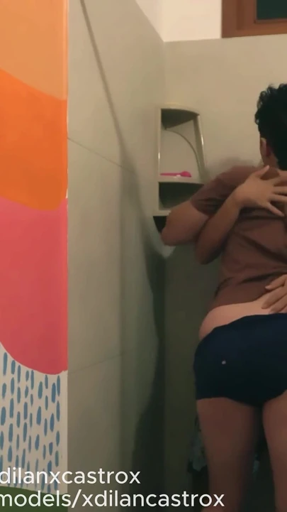 Havuz Banyosunda Lanet Twink Pisliği Geziyor