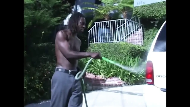 Милфа-блондинка обожает большие и черные трахаться и нырять в ее возбужденную киску