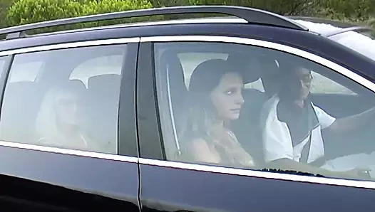 İki yaramaz Alman kız yolun yanında bir yarağı paylaşıyor