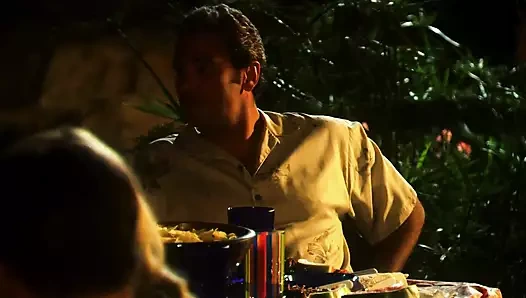 Avena Lee sıkı amcığını arka bahçede sert siktiriyor