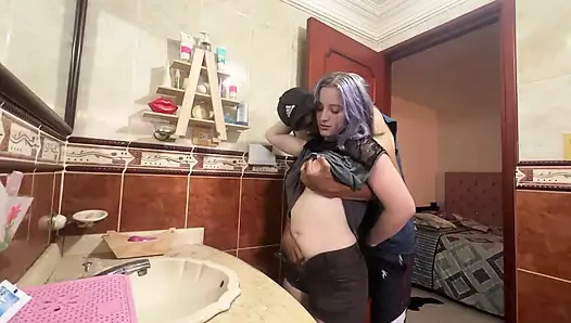 En iyi arkadaşımın sürtüğü arkadaşlarıyla çıkmadan önce sikiliyor