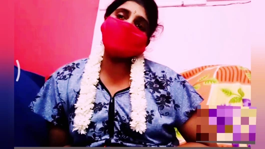 Hintli ev hanımı erkek arkadaşıyla görüntülü görüşme yapıyor. Telugu edepsizce konuşuyor.