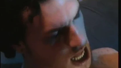 İki ateşli büyük götlü İtalyan hatunlar anal sikişiyor