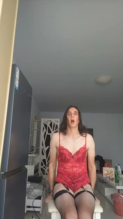 Sissy orospu soyunuyor, dildo ve vibratörle oynuyor ve boşalıyor | Bölüm 1